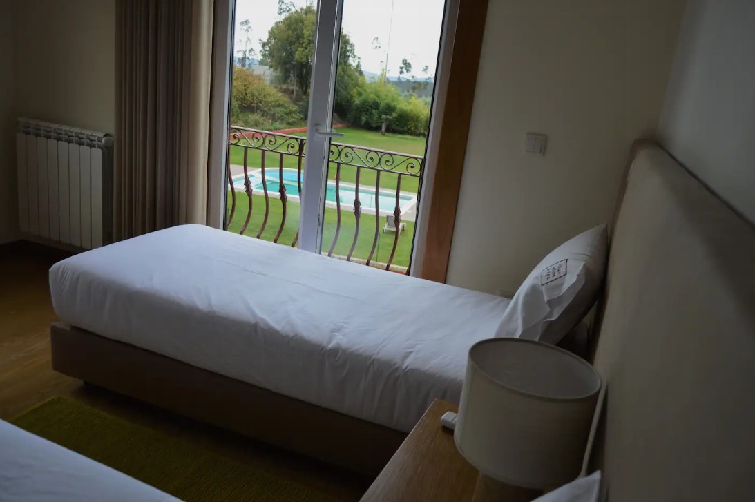 1 or 2 Person, Twin Bed Shared Room - Porto, Portugal 2023 - Image 4