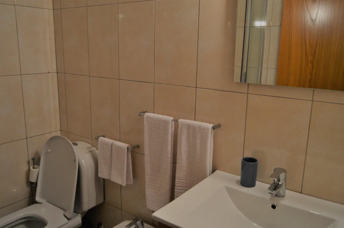 1 or 2 Person, Twin Bed Shared Room - Porto, Portugal 2023 - Image 7